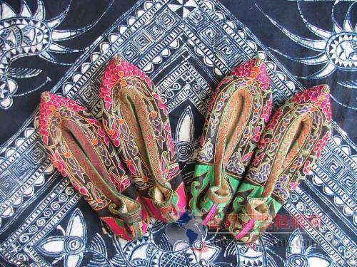 獨(dú)領(lǐng)風(fēng)騷的中國繡花鞋(二)-世界服裝鞋帽網(wǎng)-行業(yè)門戶.全國十佳電子商業(yè)行業(yè)門戶網(wǎng)站